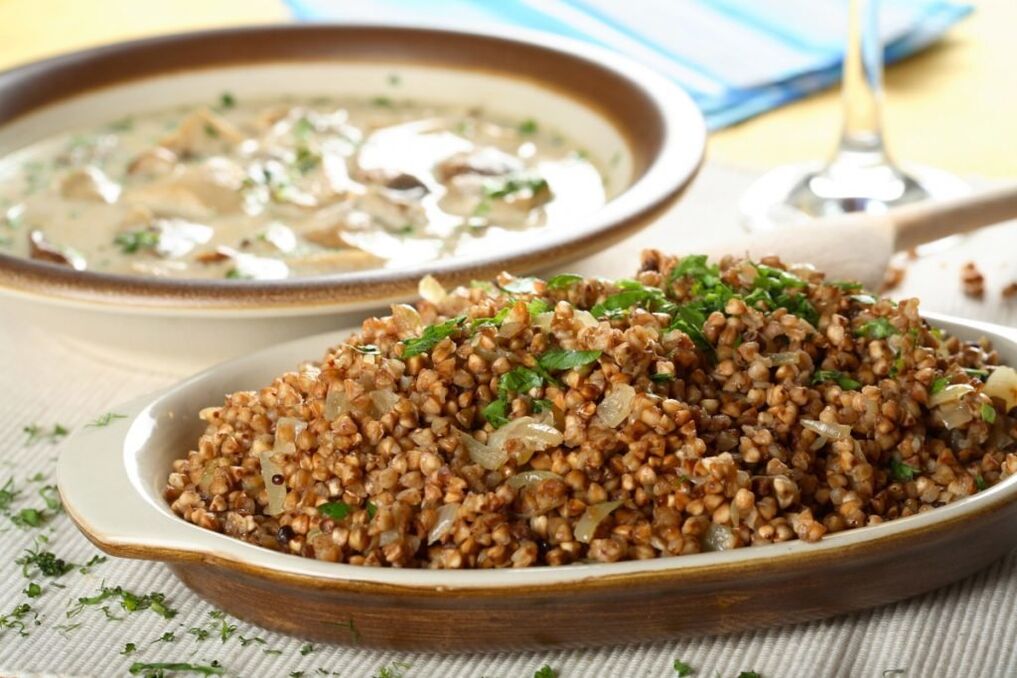 trigo sarraceno con carne y hierbas
