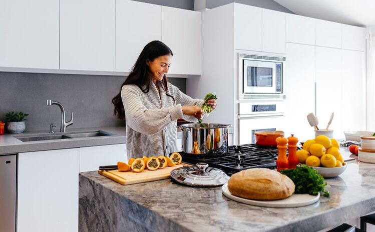 Cocinar alimentos saludables para la productividad del entrenamiento