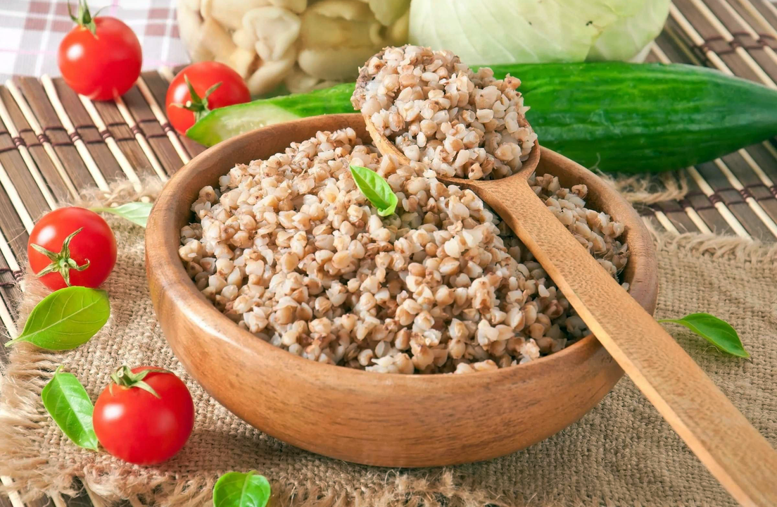 Gachas de trigo sarraceno con verduras frescas en el menú de la dieta de trigo sarraceno para bajar de peso. 