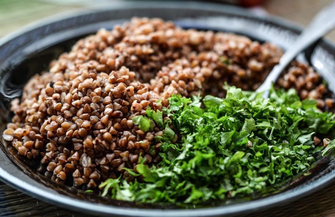 Puedes incluir verduras y otros alimentos saludables en tu dieta de trigo sarraceno. 